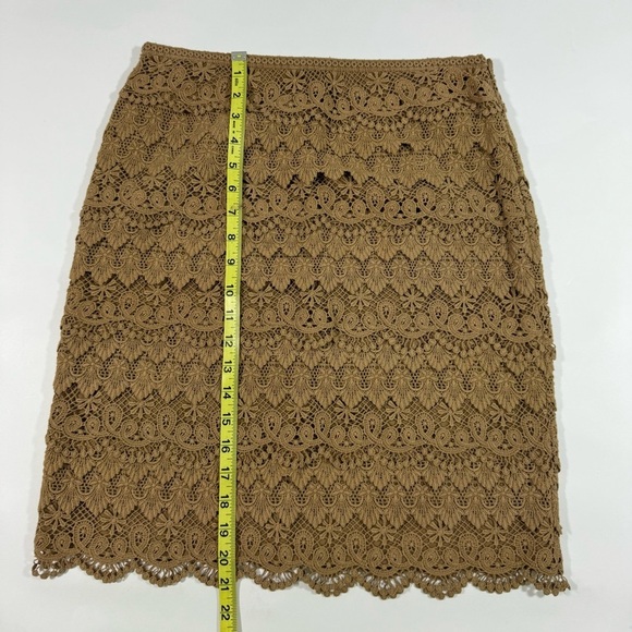 J McLaughlin Tiered Lace Pencil Skirt Beige Size 4 - Picture 7 of 7